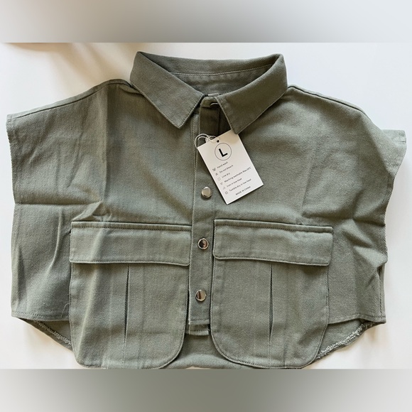 Cropped Button Down Collared Sleeveless Loose Denim Top with Pockets - Picture 2 of 3